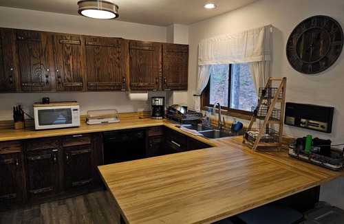 Tahoe Village House | 2 Min. From HEAVENLY NV SKI LIFTS! Pvt Sledding Hill! 2 En-Suite BRs! Fireplace!
