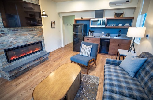 Mammoth Lakes Hotel | 2 Nature-Focused Alpine Rooms Near Devils Postpile and Mammoth Ski Trails