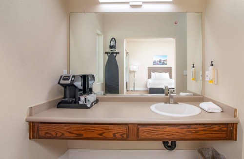Apple Hill Hotel | 2 Queen Bed Room- Handicap