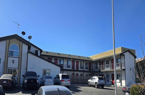 Victorville Apartment | 2 Queen Bed | Smoking