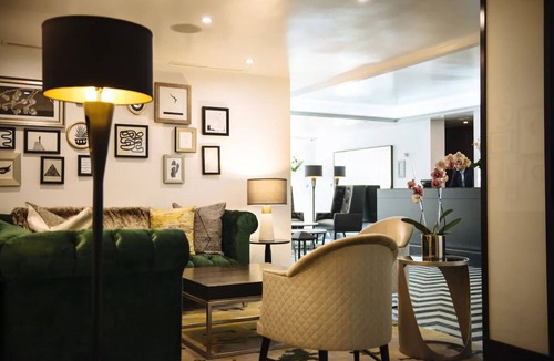 Norma Triangle Hotel | 2 Queen Suite with Balcony near Sunset Strip Beverly Hills Hollywood Nightlife
