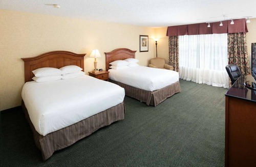 Downtown Hotel | 2 Rooms | Queen Room Gem Near Coastal Eureka – A Great Stay for Nature Lovers