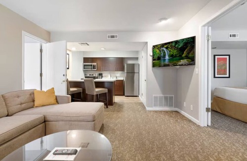 Newark Hotel | 2 Suite Perfect for Couples Exploring Silicon Valley | Free Breakfast