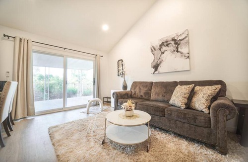 Walnut Apartment | 2 TVs - Vaulted Ceiling - Private Kitchen & Entrance