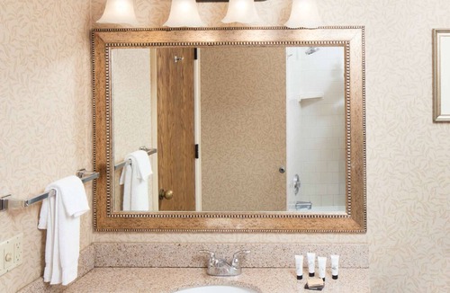 Downtown Hotel | 2 Units | 2 Spacious Private Rooms w/Relaxing Surroundings Near Downtown Eureka