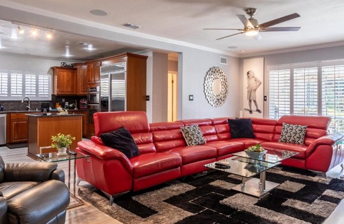 Ladera Heights House | 20 Disc-Modern-King Bed, Jacuzzi, Fire Pit, BBQ