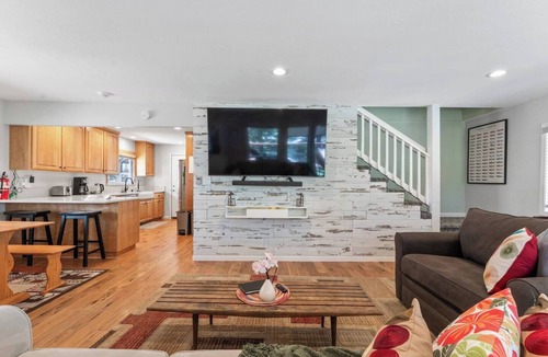 Tahoe Village House | 2100sq ft Tahoe home - Lake, Hiking, BBQ, Beach