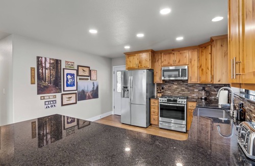 Oakhurst House | 25 min 2 Yosemite - Pickleball - Hot Tub - Firepit - BBQ - Sleeps 26 - Game Room