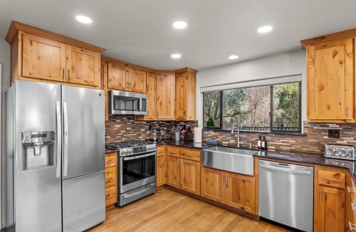 Oakhurst House | 25 min 2 Yosemite - Pickleball - Hot Tub - Firepit - BBQ - Sleeps 26 - Game Room