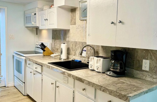 Avalon House | 2BD Home, 1/2 Block to the Beach, A/C, Pet Friendly, WIFI. - 124 Claressa Ave