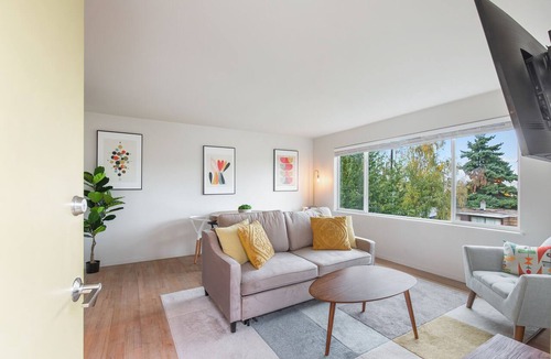 North Queen Anne Apartment | 2BR Chic Colorful Queen Anne Apt - 4m to DT Seattle, Free Parking - NEW