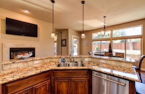 Roseville House | 3,000sqft Villa with pool, spa, outdoor kitchen, veg garden. Great location!