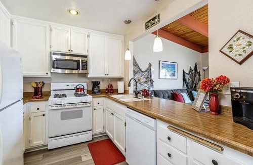 Oxnard Dunes House | 3 BED/2 BA -Walk to Beach/PRIVATE yard-Sleeps 8 1 HR to LA/30 Min Santa Barbara