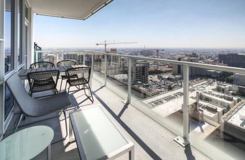 Financial District Apartment | 3 bed 2 bath Skyline View Luxury Apartment DTLA
