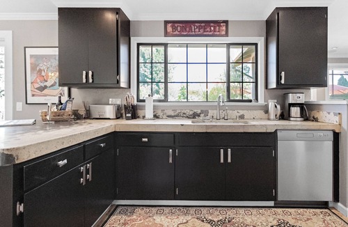 Sonoma House | 3 bedroom, 2 bath, pool, new hot tub, outdoor kitchen, bar and lounge, fire pit