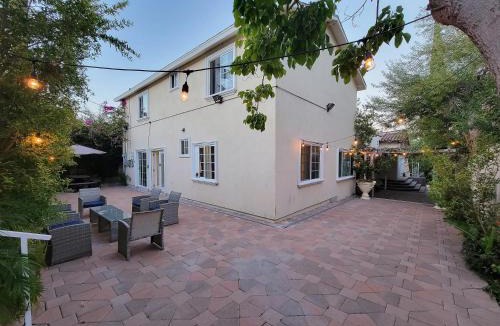 Pico - Robertson Apartment | 3 bedroom apartment by the MrC Hotel and 5 minutes to Rodeo Drive WiFi TV Patio walk to restaurants