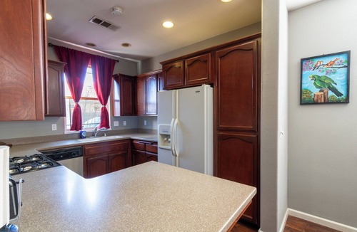 Tulare House | 3-bedroom house in Tulare with washer and dryer