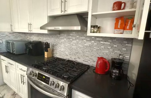 Panorama City House | 3-bedroom house in enchanting in LA with AC fitness area and swimming pool