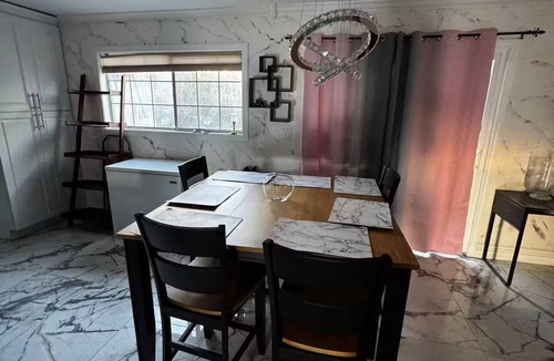 Panorama City House | 3-bedroom house in enchanting in LA with AC fitness area and swimming pool