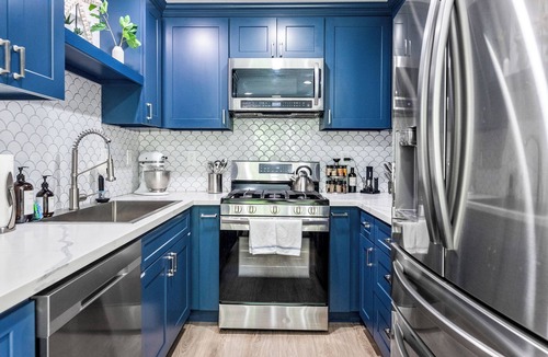Huntington Beach Condo | 3 Blocks to Beach- EV Charger- Near Pier & Pacific City- CA King Bed- Pets OK