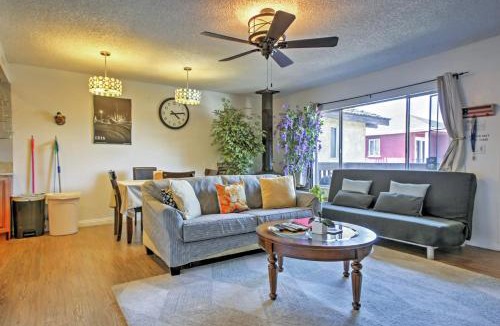 South Wrigley House | 3 Mi to Dtwn Dining! Long Beach Condo w/Balcony