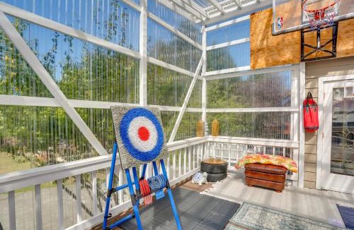 Eureka House | 3 Mi to Sequoia Park Zoo: Spacious Home w/Sunroom