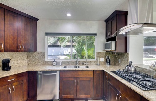 Woodland Hills House | < 3 Mi to Westfield Topanga! Extended Stay in LA
