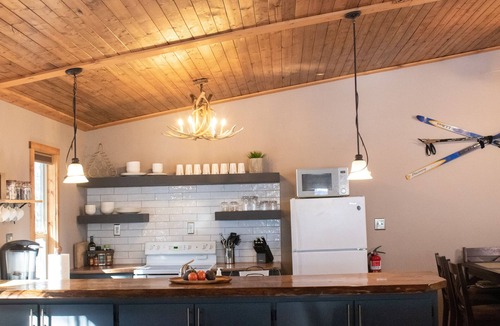 Upper Kingsbury House | 3 min to Boulder Ski Lift! Walk to Hiking trails. Pet friendly.