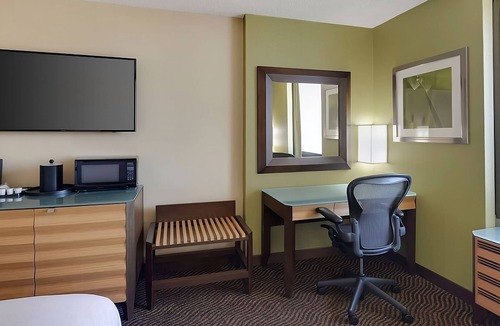 San Jose Hotel | 3 Modern Units | 3.65 mi Drive to SAP Center | Onsite Parking | Outdoor Pool