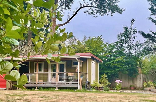 Deming Cottage | 3 Rivers Farm Guest Cottage. Charming Farm Stay cottage in Deming, Wa,