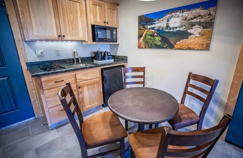 Mammoth Lakes Hotel | 3 Scenic Alpine Units Near Mammoth Mountain, Great for Skiing and Lake Walks