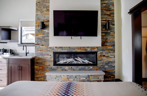 Mammoth Lakes Hotel | 3 Spacious Cabins Near Yosemite Tioga Pass, Local Dining & Scenic Trails!