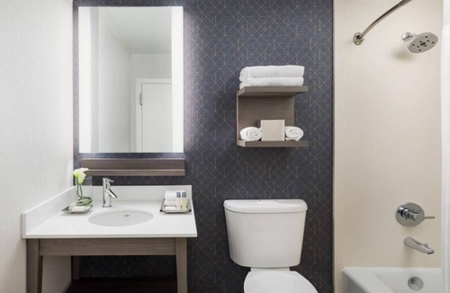 Fisherman's Wharf House | 3 x Deluxe Two Queens Mobility Accessible Room at Hotel Caza