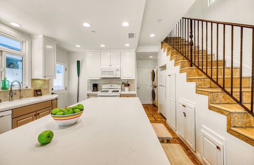 Avalon House | 334E: Sprawling House on Popular Eucalyptus Str, Stone Tile Floors, Updated Kitc