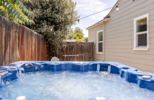 Bakersfield House | 3bedroom house close to several hospitals w/HOT TUB in pleasant La Cresta area.