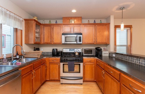 Mount Baker House | 3BR & 2.5BA centrally located home with AC, 2 Masters, 4 Smart TVs & fast Wifi