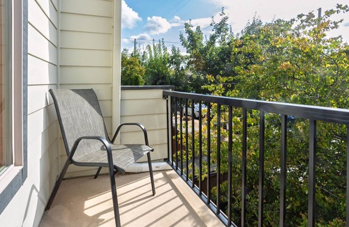 Mount Baker House | 3BR & 2.5BA centrally located home with AC, 2 Masters, 4 Smart TVs & fast Wifi