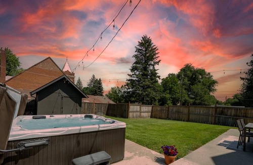 South Perry District House | 3BR/3BA Craftsman in South Perry—sleeps 8, hot tub, BBQ, Wi‑Fi.