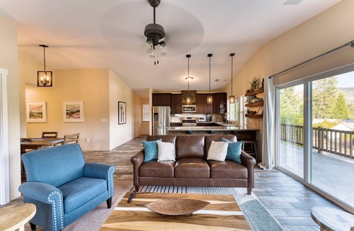 Grants Pass House | 3BR Spacious Craftsman | Espresso Bar | Mountain Views | Walk to Downtown GP