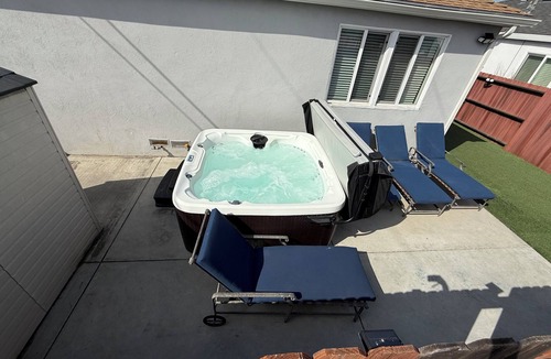 Lawndale House | 3BR w/Hot Tub & Backyard Near Beach, Manhattan Beach& SoFi stadium w AC