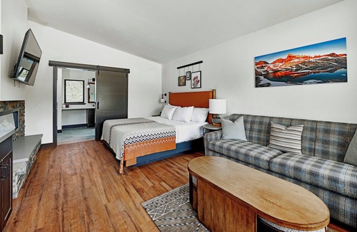 Mammoth Lakes Hotel | 4 Alpine Cabins w/Free Parking, Steps from Adventure & Mammoth Ski Shuttle Stop
