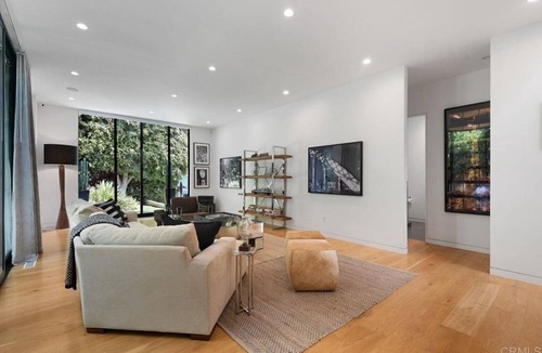Melrose Apartment | 4 Bedroom Single family L-454869 by Houzlet
