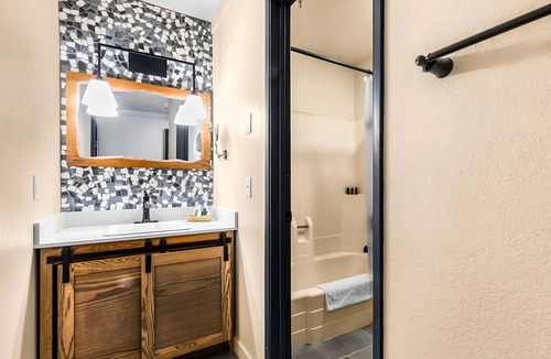 Mammoth Lakes Hotel | 4 Cozy Alpine Units with Sauna & Steam Room Access Near Mammoth Ski Adventures!