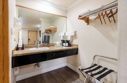 Corcoran Hotel | 4 Modern Rooms Close to Corcoran Station - Simple & Relaxed Guest Experience