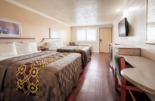 Corcoran Hotel | 4 Modern Rooms Close to Corcoran Station - Simple & Relaxed Guest Experience