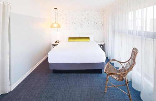 Venice Hotel | 4 Prime Beachfront Room: Culture + Comfort Near Boardwalk | Breakfast is FREE!