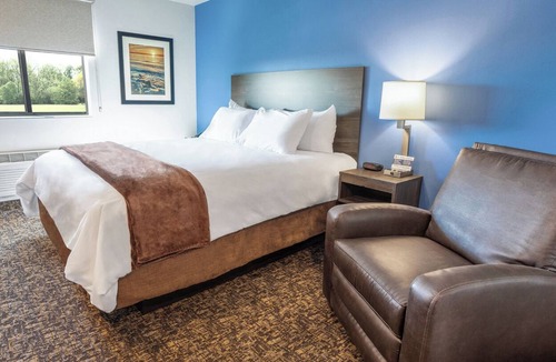Redding Hotel | 4-Room Escape Steps from Turtle Bay Exploration Park
