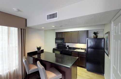 Brea Hotel | 4 Units: Full Kitchen Suite, Pool, Free Breakfast | 1.1 Mi to Brea Sports Park