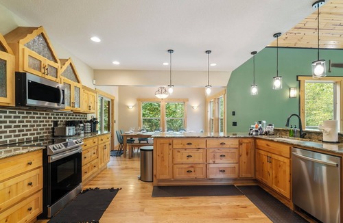 Mount Hood Village House | 4000sqft, 1-acre Custom Cabin Retreat w Game Room, Hot Tub & Sauna @Mt Hood
