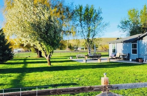 Ellensburg House | -41 Homestead far enough to get away close enough to go play! Pet friendly too!